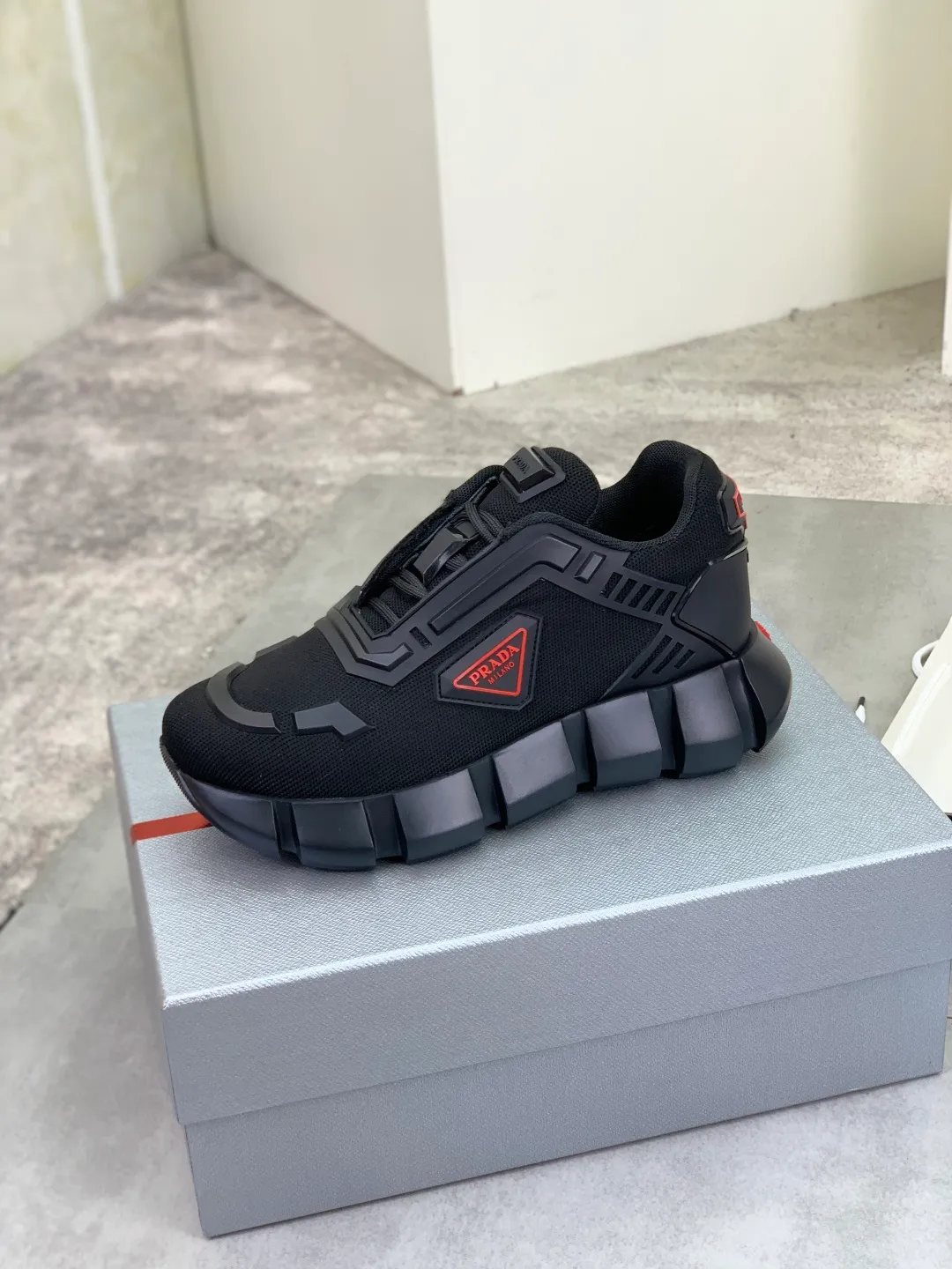 Men's shoes 💰P580💰 [New style] High version official website popular models are on the market, 🆘 Trendy brand (Prada) mainly promotes popular models, avant-garde and versatile fashion men's shoes private version mold opening, cowhide surface splicing 1:1.. Fashionable and simple, original imported cowhide lining cowhide feet; the atmosphere and personality are more fashionable, eye-catching and pursuing class. It will subvert the old idea and be a must-have for fashion trendsetters with you! Must keep it for yourself! Tall and comfortable, large and low, high-end quality workmanship. Size: 38-45; 4️⃣ colors available.